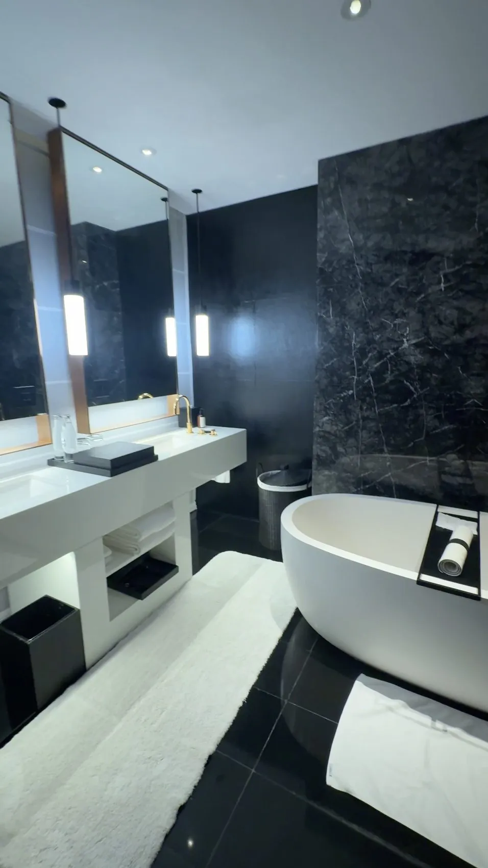 Park Suite King (current visit): a deep soaking tub and an elegant bathroom.